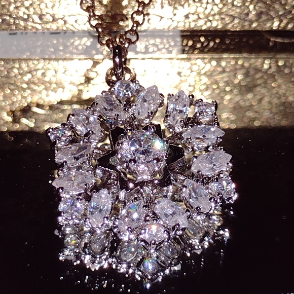 Juicy Couture Iridescent ❄️ Necklace Never Removed from Original 🎁 NWT - Picture 2 of 13